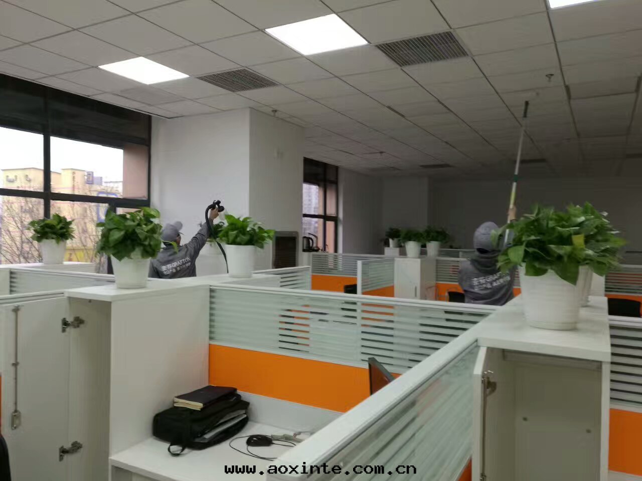 辦(bàn)公(gōng)區(qū)域顶面(miàn)施工