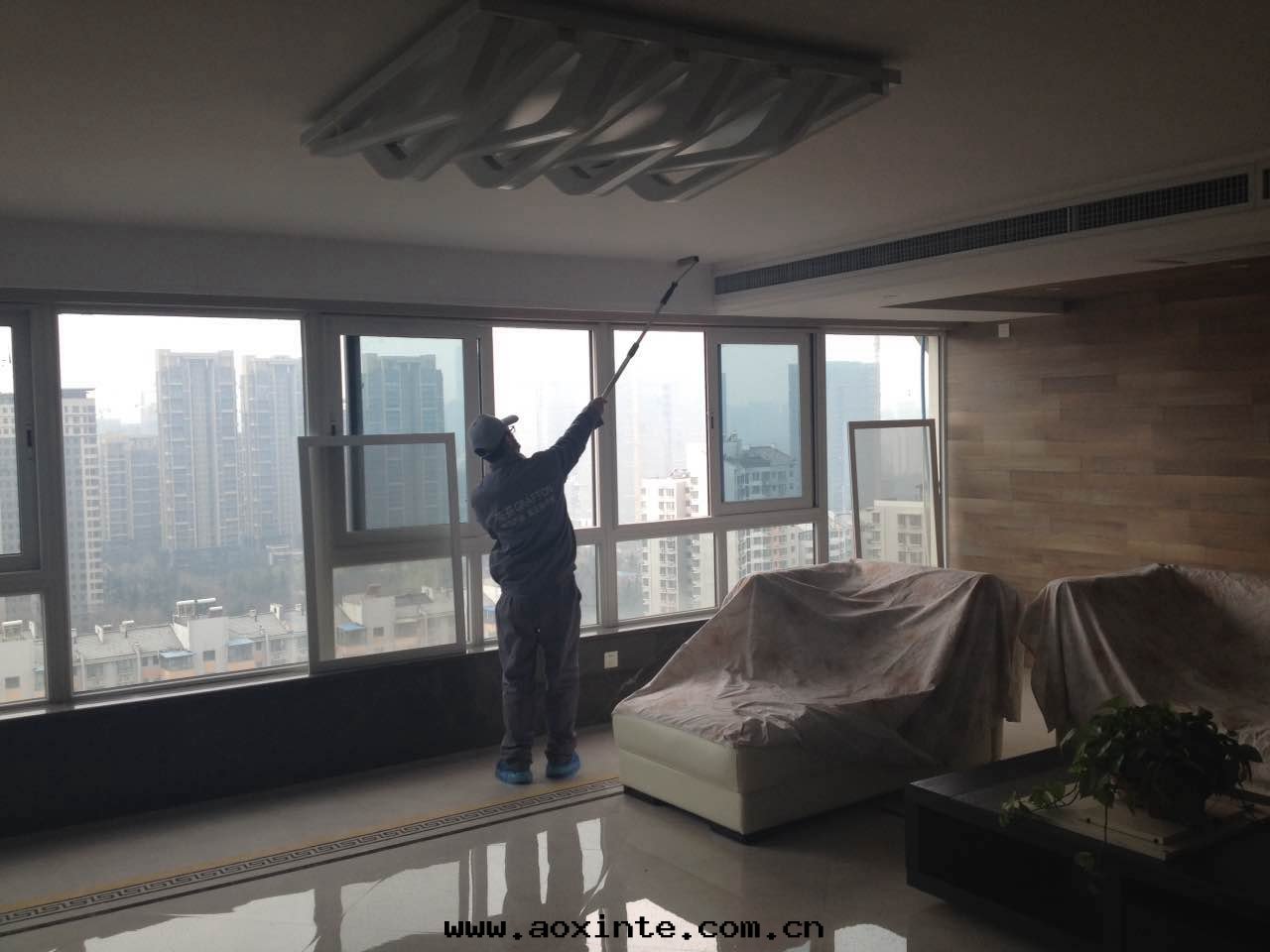 客廳墙顶面(miàn)滾筒施工