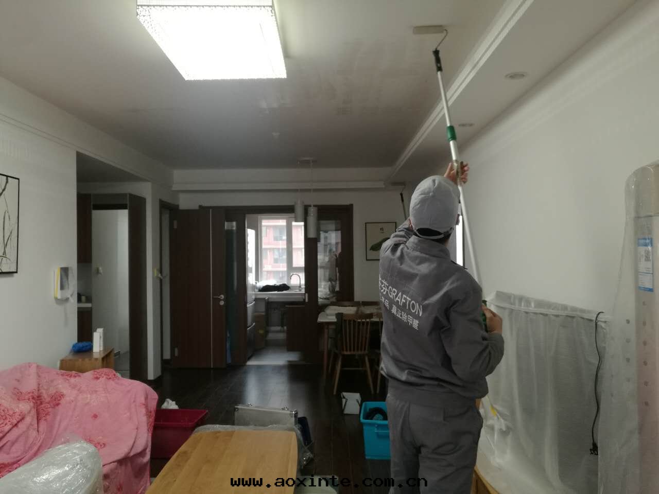 客餐廳顶面(miàn)滾筒施工