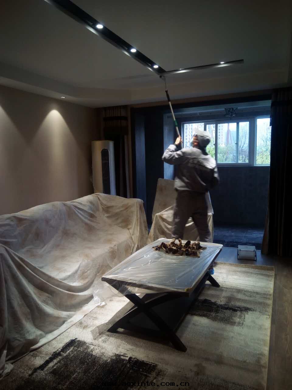 客廳顶面(miàn)滾筒施工