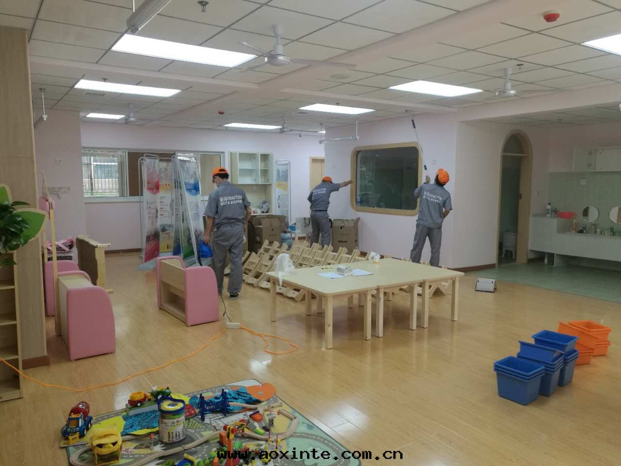 墙顶面(miàn)滾筒重(zhòng)點(diǎn)施工