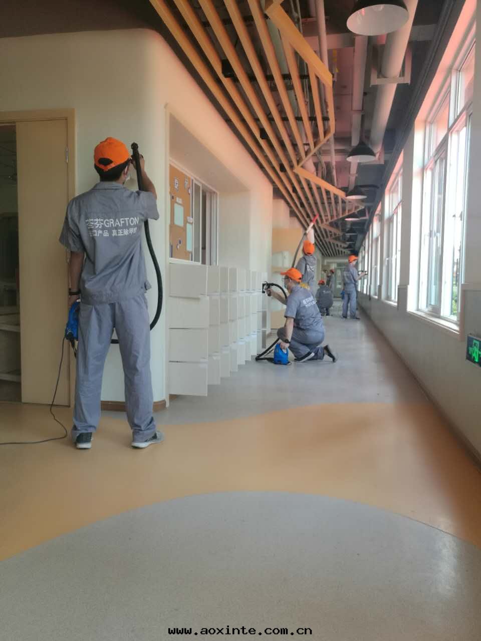 过(guò)道(dào)顶面(miàn)墙面(miàn)重(zhòng)點(diǎn)施工