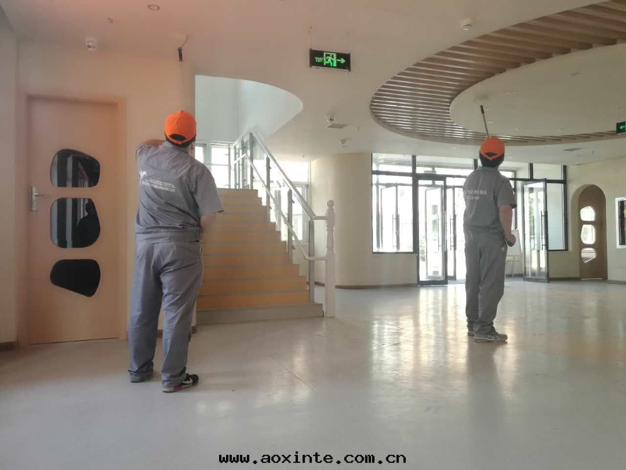 墙顶面(miàn)滾筒均勻施工