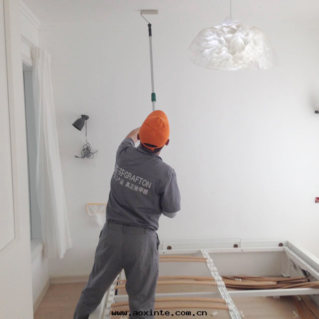 卧室(shì)顶面(miàn)墙面(miàn)滾筒全(quán)方(fāng)位(wèi)施工