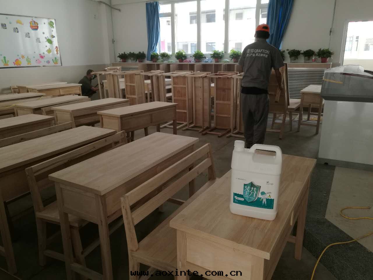 施工好(hǎo)的(de)課桌(zhuō)放(fàng)回(huí)原處(chù)