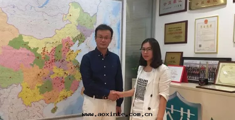 陳總(zǒng)和(hé)荃芬董事(shì)长(cháng)合影