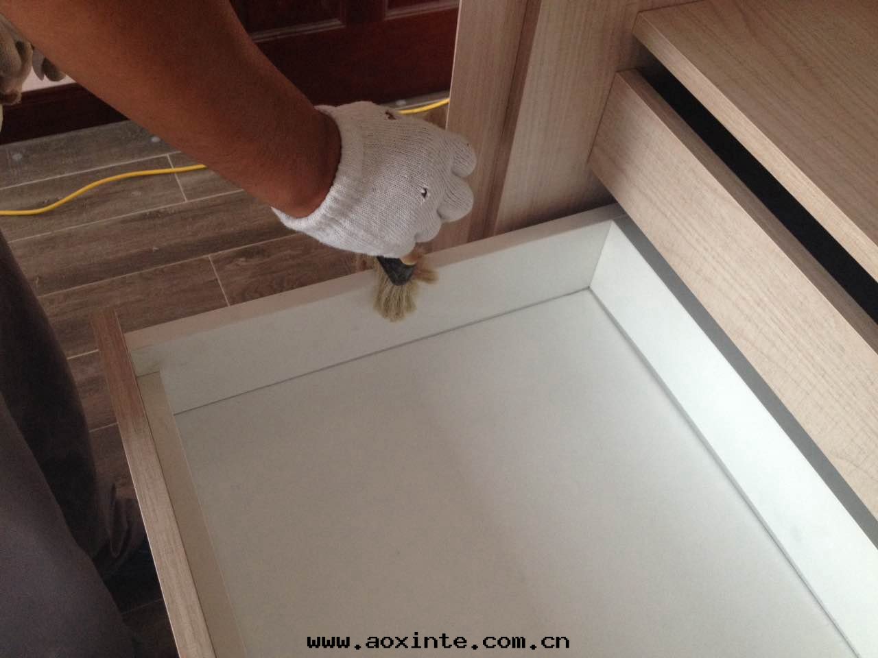 抽屜邊(biān)緣刷子重(zhòng)點(diǎn)施工