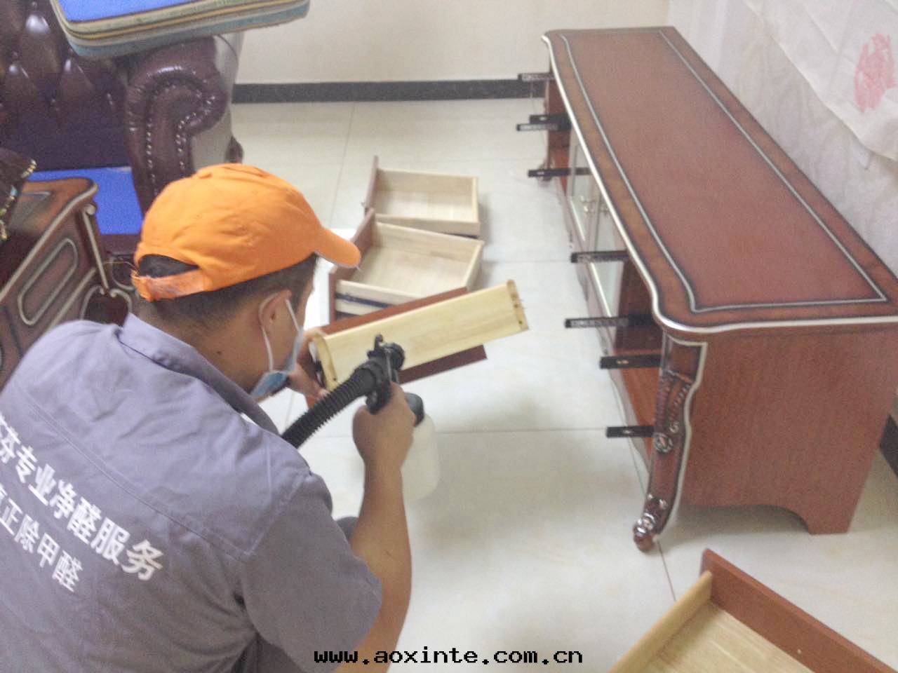 電(diàn)視櫃抽屜拆卸全(quán)方(fāng)位(wèi)噴涂施工