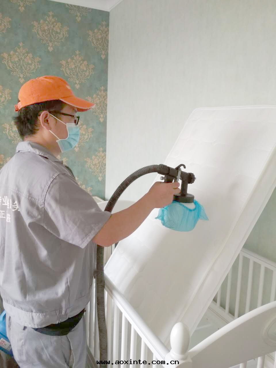 兒童房(fáng)床(chuáng)垫(diàn)噴涂施工中(zhōng)