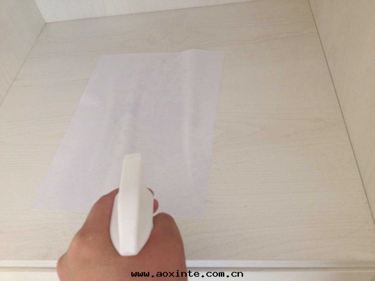 抽屜放(fàng)入(rù)A4紙(zhǐ)增大(dà)接触面(miàn)積