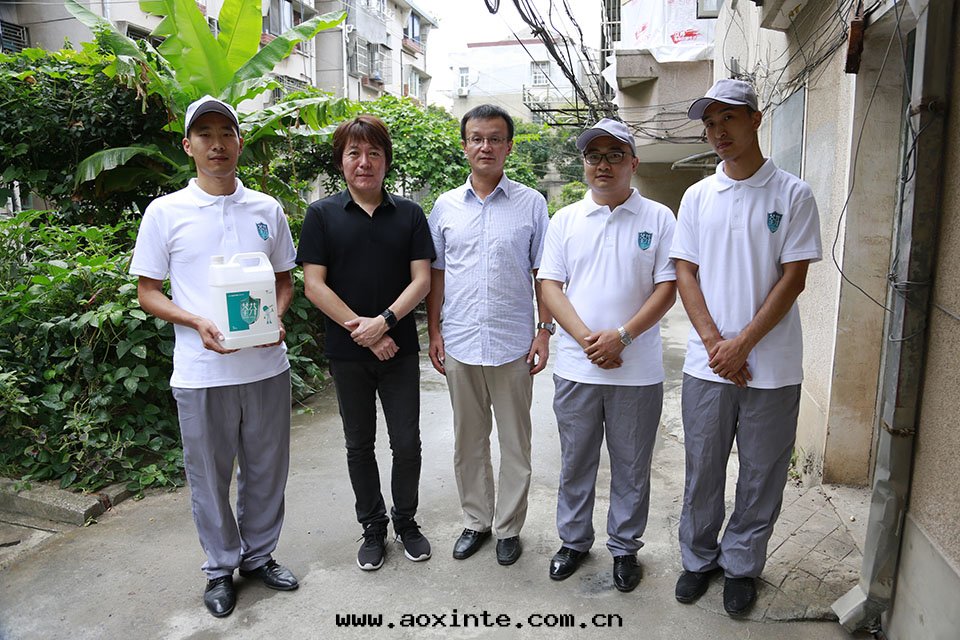 治理(lǐ)前(qián)工作(zuò)人(rén)員和(hé)本(běn)間(jiān)先(xiān)生(shēng)合影