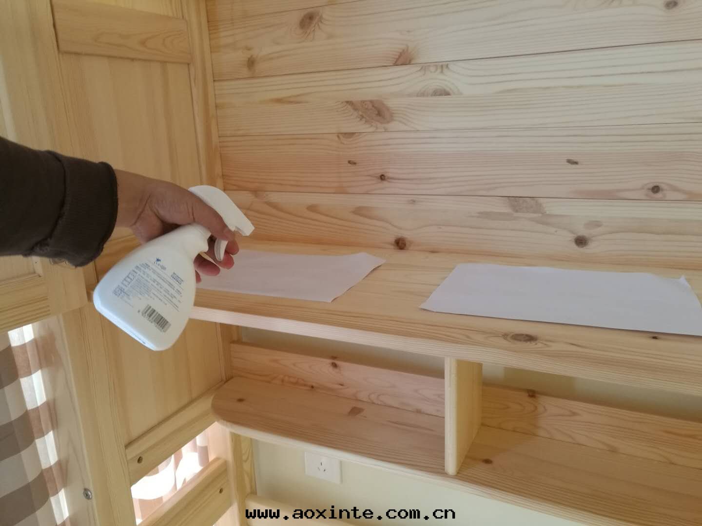 櫃子放(fàng)置A4紙(zhǐ)噴涂增大(dà)接触面(miàn)積清(qīng)除甲醛