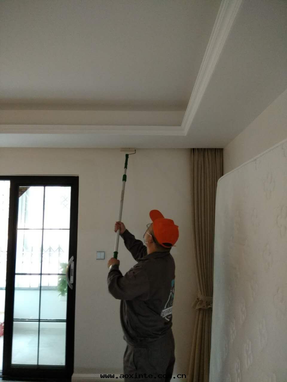 客餐廳顶面(miàn)滾筒全(quán)方(fāng)位(wèi)施工