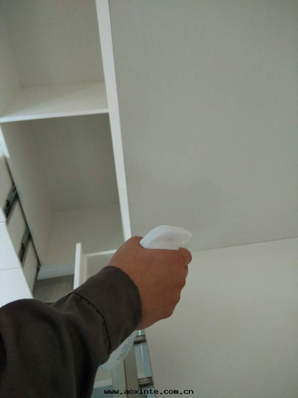 櫃子接縫處(chù)重(zhòng)點(diǎn)噴涂