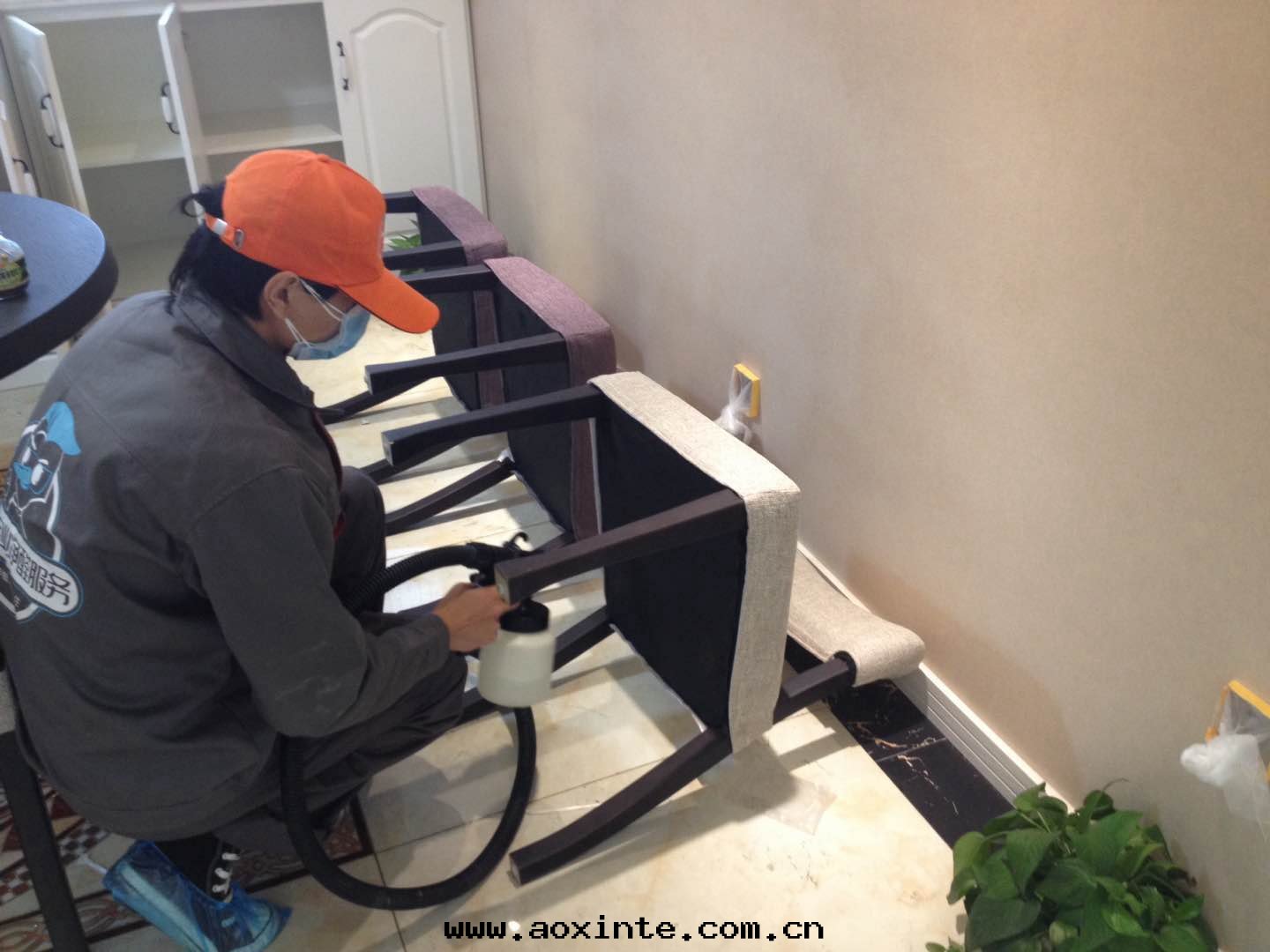 餐桌(zhuō)餐椅(yǐ)全(quán)方(fāng)位(wèi)噴涂施工