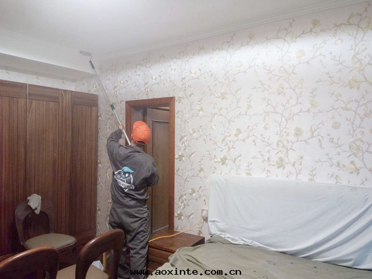 客餐廳頂面(miàn)滾筒全(quán)方(fāng)位(wèi)施工