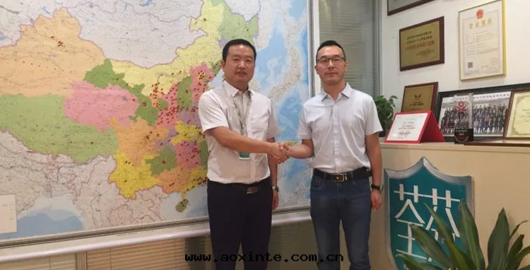 招商運营總(zǒng)監和(hé)昆明(míng)王總(zǒng)合影