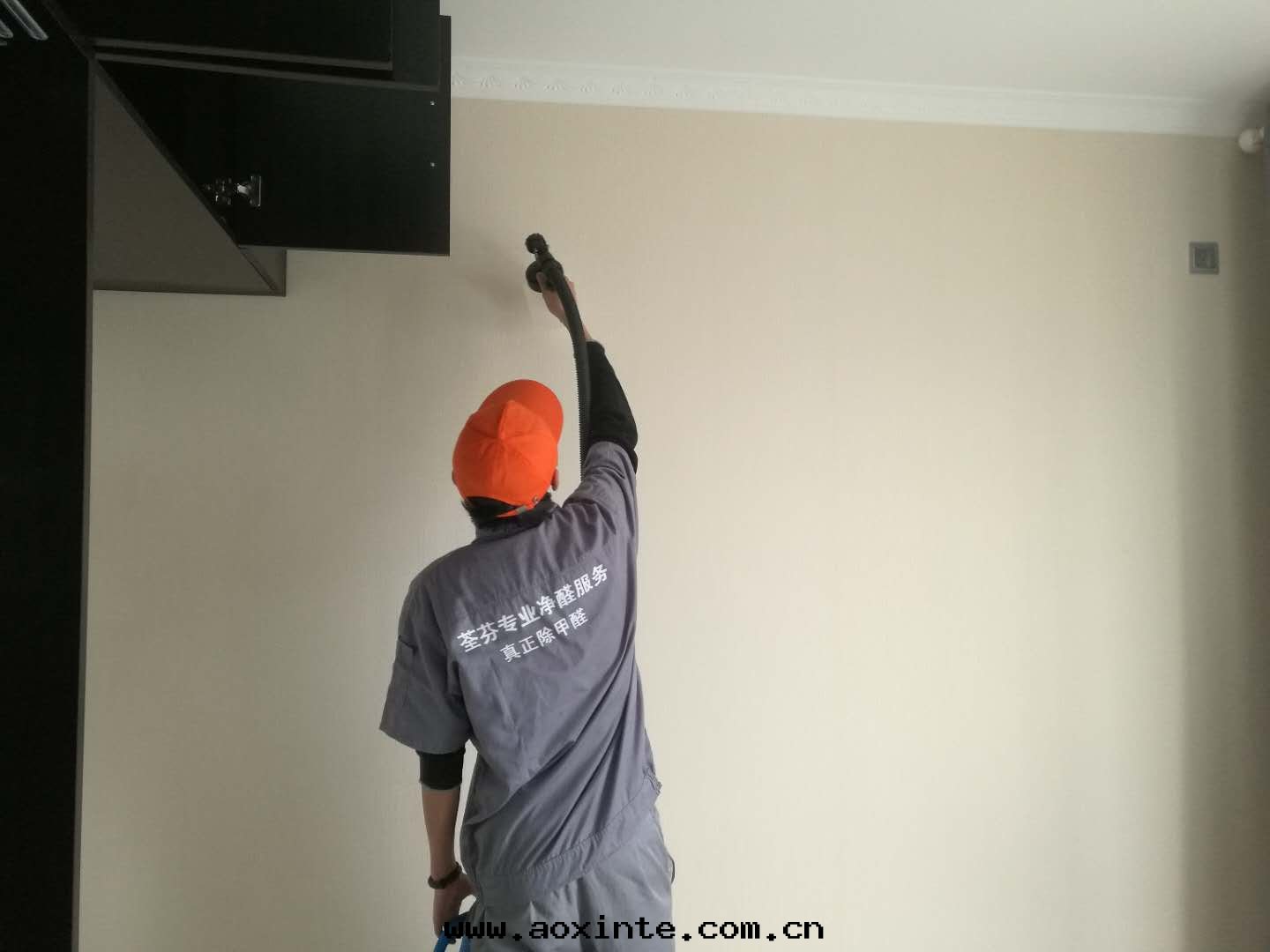 卧室(shì)墙面(miàn)全(quán)方(fāng)位(wèi)噴涂施工