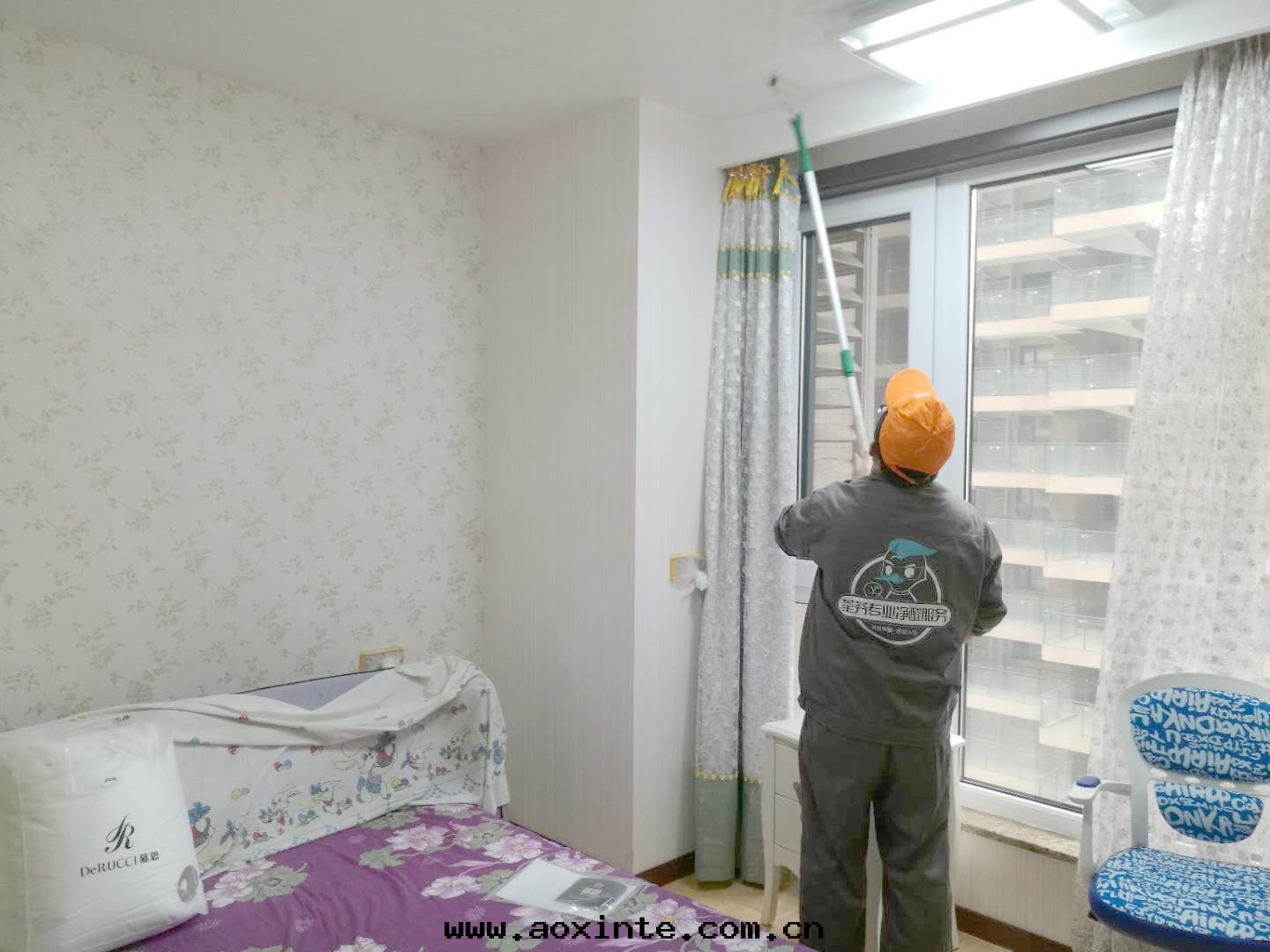 卧室(shì)顶面(miàn)滾筒施工
