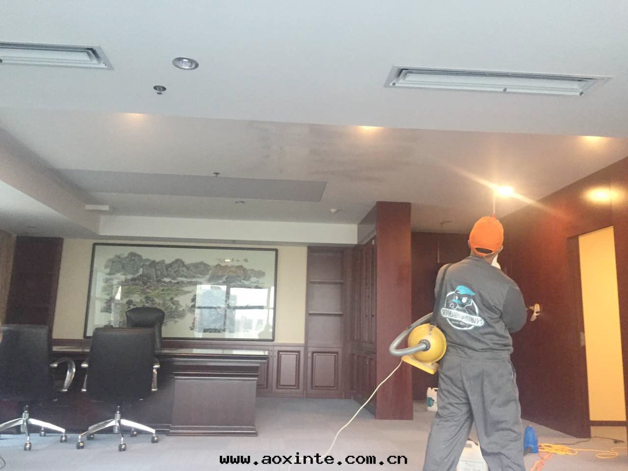 總(zǒng)經(jīng)理(lǐ)辦(bàn)公(gōng)室(shì)顶面(miàn)噴槍施工