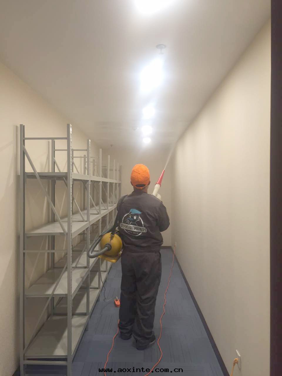 过(guò)道(dào)顶面(miàn)墙面(miàn)噴涂施工