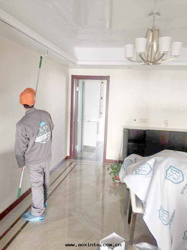 客廳吊顶顶面(miàn)全(quán)方(fāng)位(wèi)滾筒施工