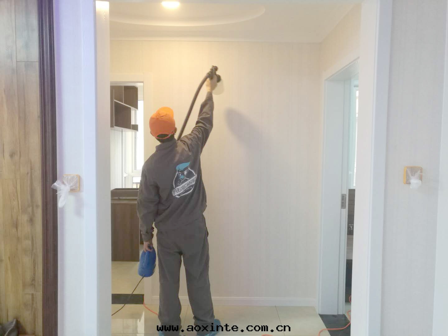 牆(qiáng)面(miàn)壁(bì)紙(zhǐ)噴塗全(quán)方(fāng)位(wèi)甲醛治理(lǐ)