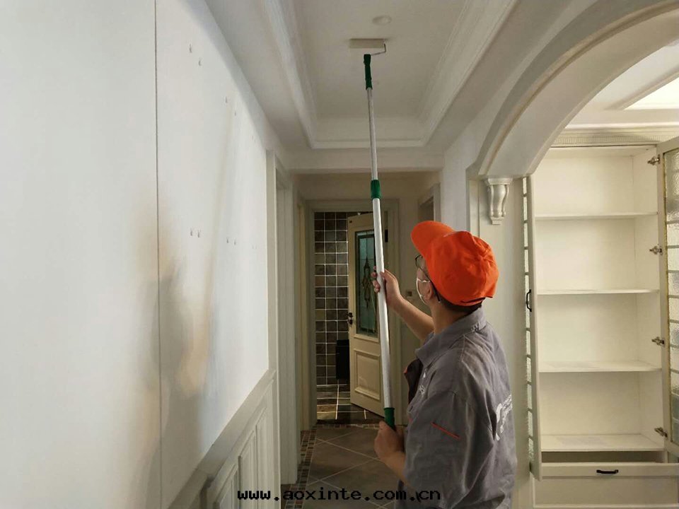 客廳过(guò)道(dào)顶面(miàn)滾筒全(quán)方(fāng)位(wèi)施工