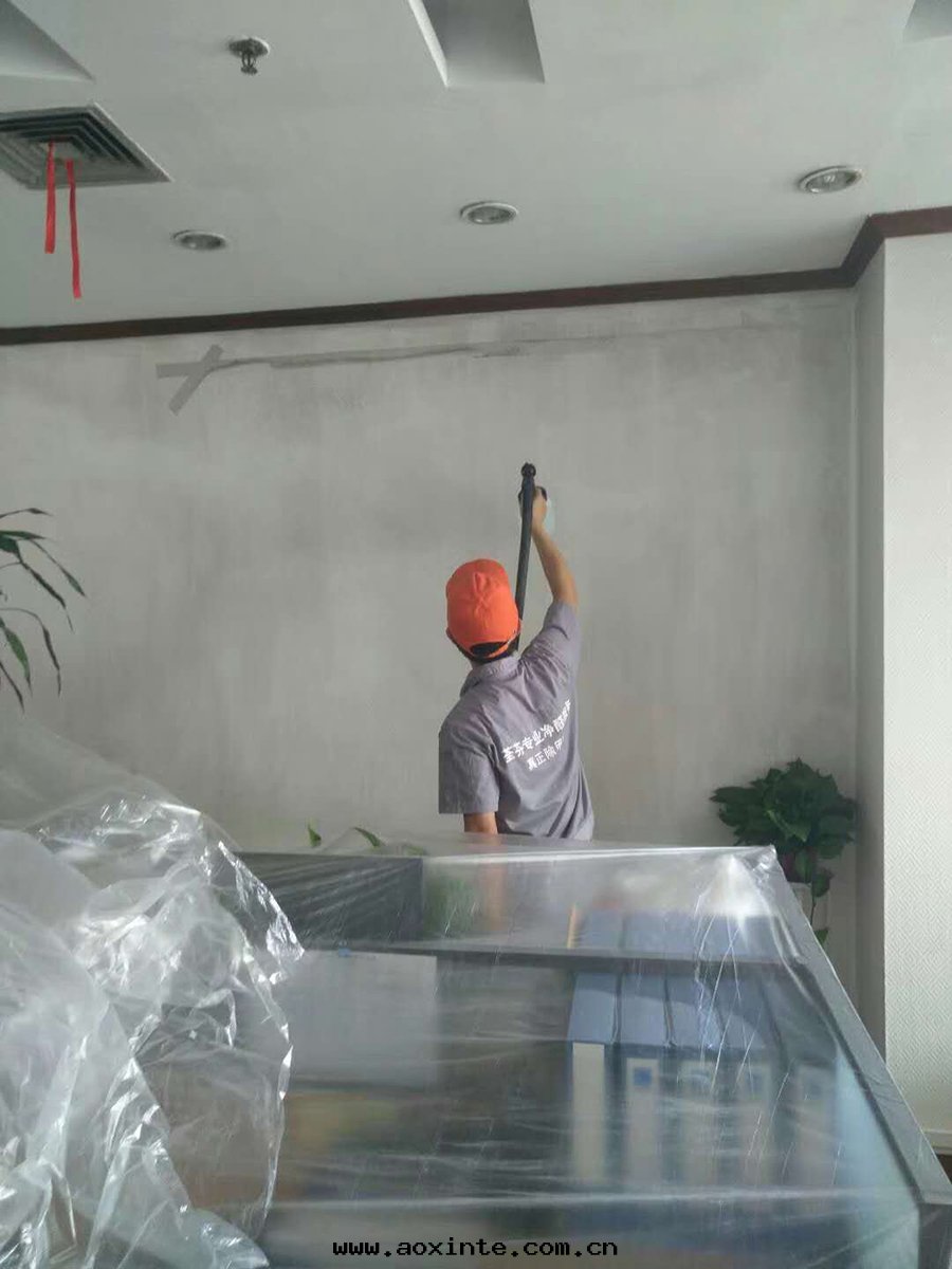 客廳顶面(miàn)全(quán)方(fāng)位(wèi)噴涂施工