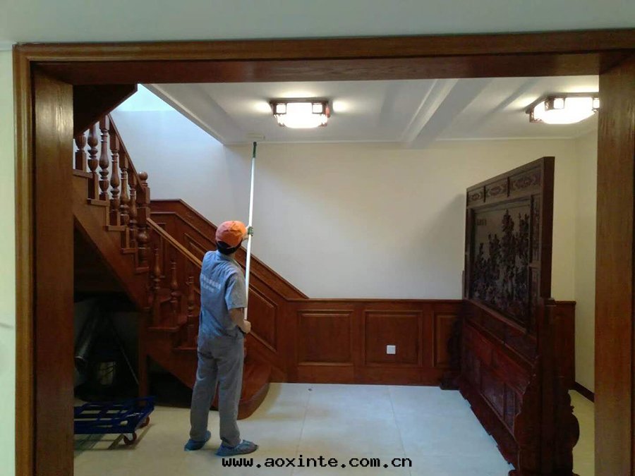 客廳顶面(miàn)滾筒全(quán)方(fāng)位(wèi)施工