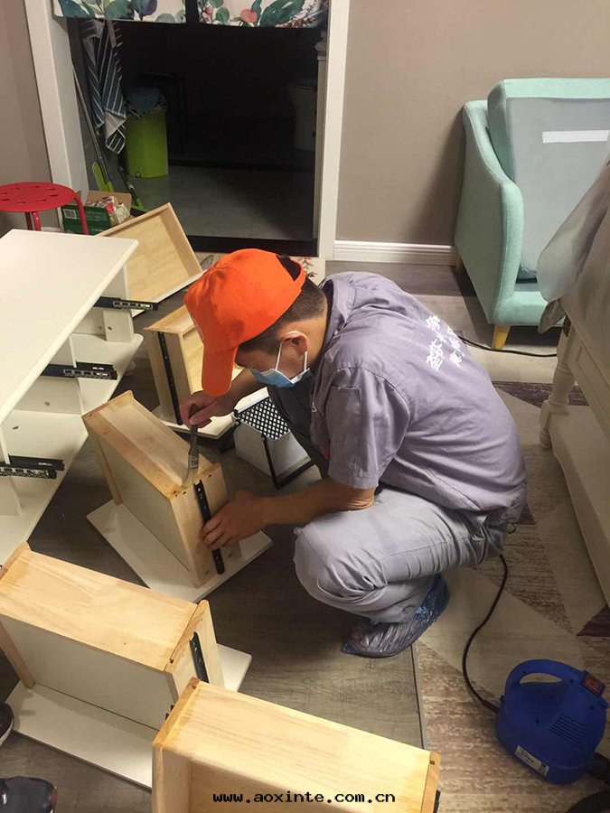 櫃子抽屜用(yòng)刷子精细(xì)化(huà)處(chù)理(lǐ)