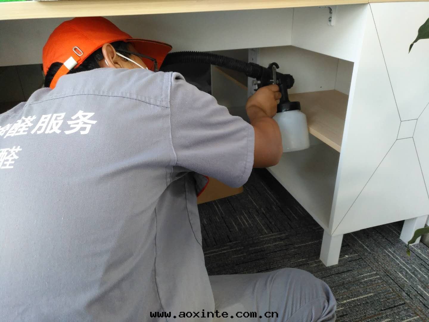 櫃子隔檔全(quán)方(fāng)位(wèi)噴涂施工