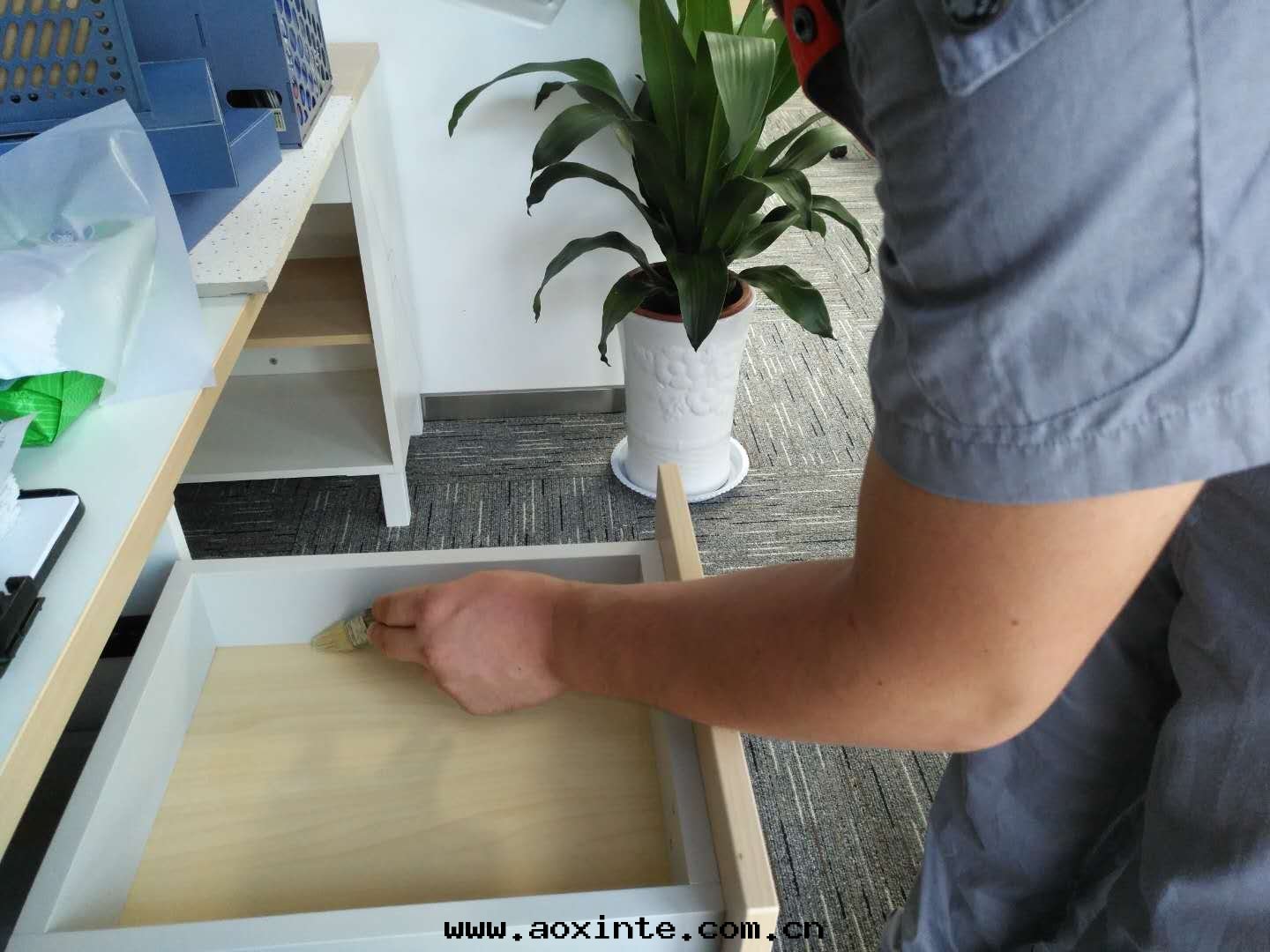 櫃子抽屜縫隙刷子精细(xì)化(huà)處(chù)理(lǐ)