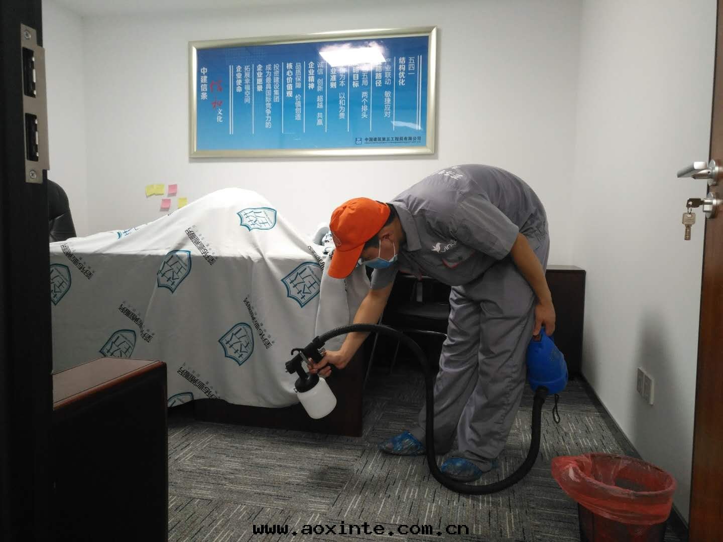 辦(bàn)公(gōng)室(shì)地(dì)毯全(quán)方(fāng)位(wèi)噴涂施工