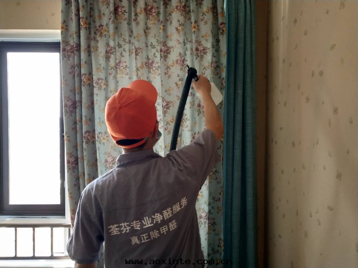 卧室(shì)窗帘(lián)噴涂全(quán)方(fāng)位(wèi)施工