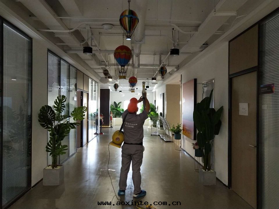 醫院(yuàn)走(zǒu)道(dào)頂面(miàn)噴枪全(quán)方(fāng)位(wèi)施工