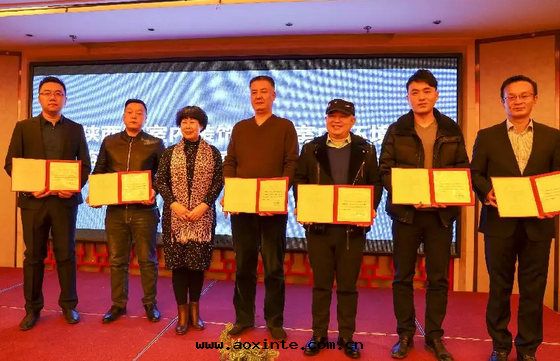 贺会(huì)长为(wèi)淨化(huà)委主(zhǔ)任、副主(zhǔ)任、秘書(shū)长頒發(fà)證書(shū)