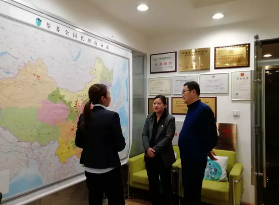 荃芬副总經(jīng)理(lǐ)杨米(mǐ)燕陪同(tóng)中(zhōng)淨委領導參觀荃芬总部(bù)