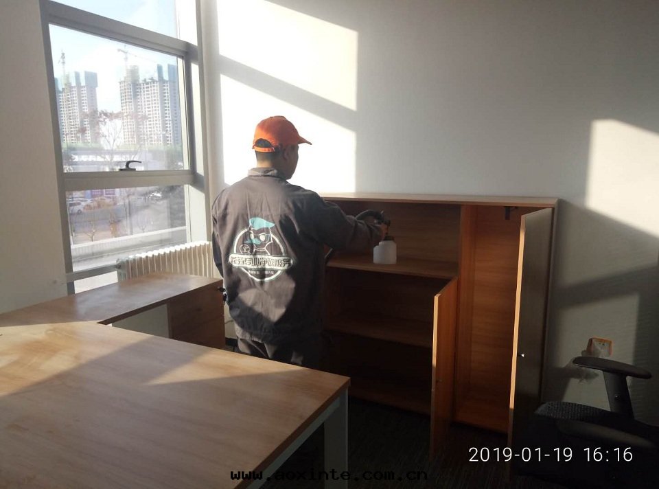 辦(bàn)公(gōng)區(qū)域木(mù)櫃全(quán)方(fāng)位(wèi)噴塗施工