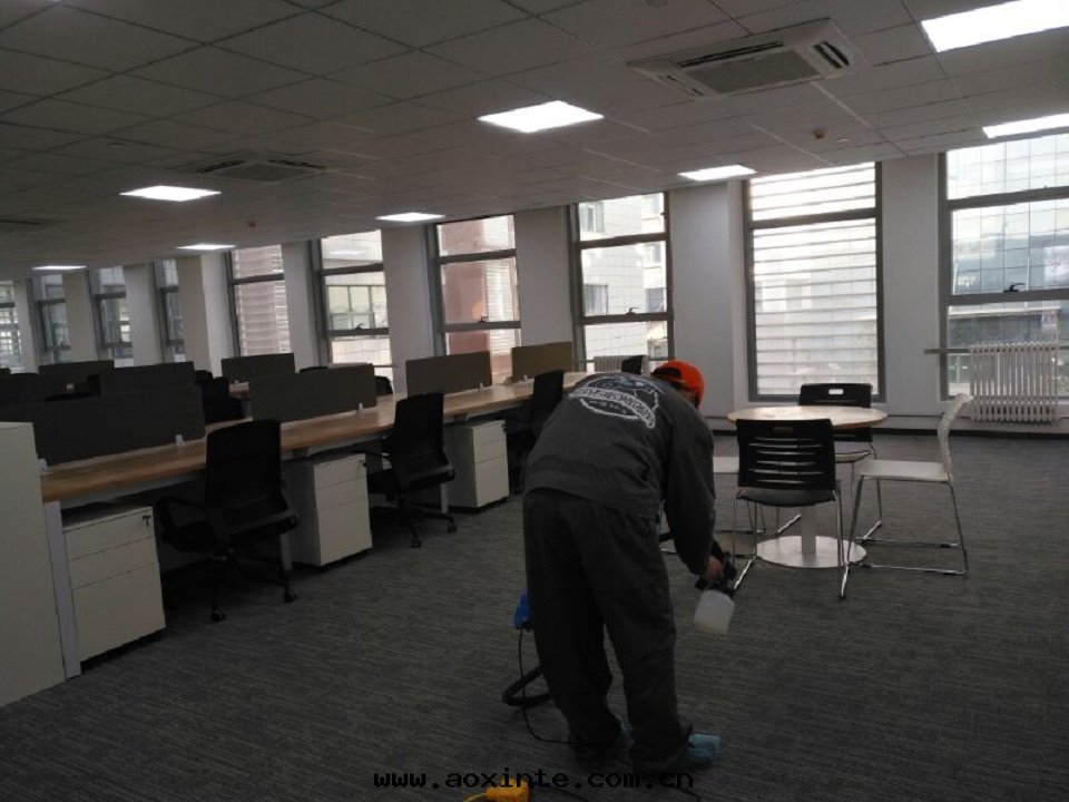 辦(bàn)公(gōng)區(qū)域地(dì)毯全(quán)方(fāng)位(wèi)噴塗施工