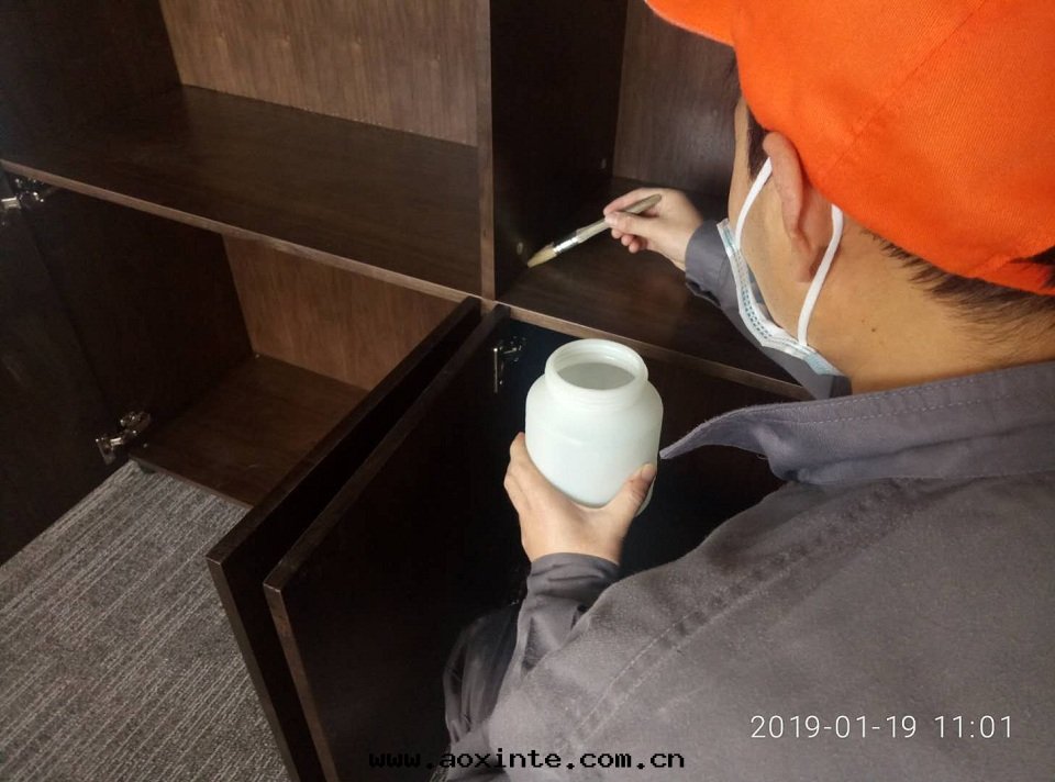 木(mù)櫃接縫處(chù)刷子精细化(huà)施工治理(lǐ)