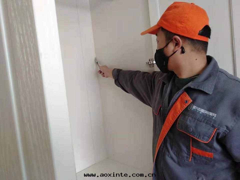 木(mù)櫃接縫處(chù)刷子精细(xì)化(huà)施工治理(lǐ)