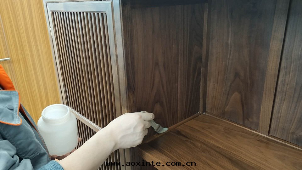 木(mù)櫃接縫隔档刷子精细化(huà)處(chù)理(lǐ)施工