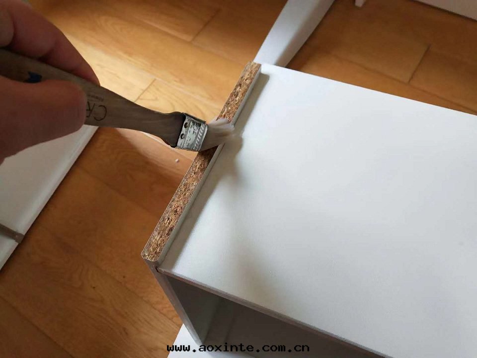 卧室(shì)床(chuáng)头(tóu)櫃接縫刷子全(quán)方(fāng)位(wèi)甲醛治理(lǐ)