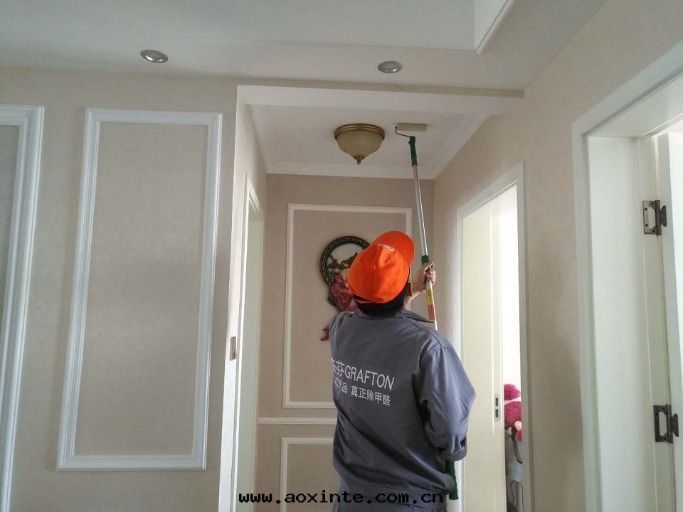 客餐廳过(guò)道(dào)顶面(miàn)滾筒施工