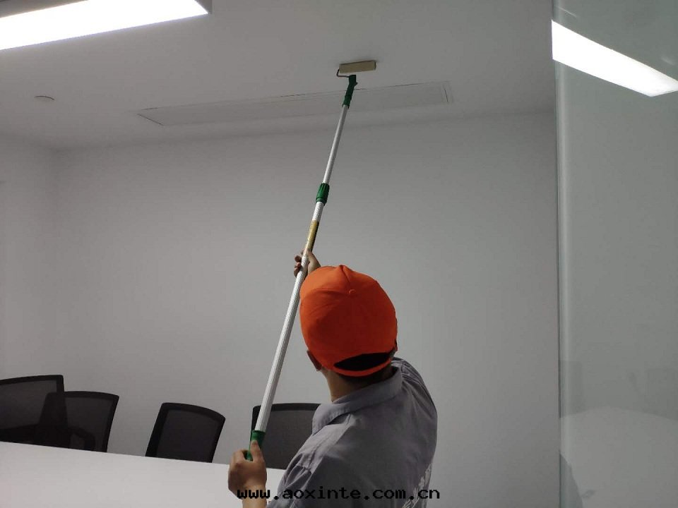会(huì)議室(shì)顶面(miàn)滾筒全(quán)方(fāng)位(wèi)施工治理(lǐ)