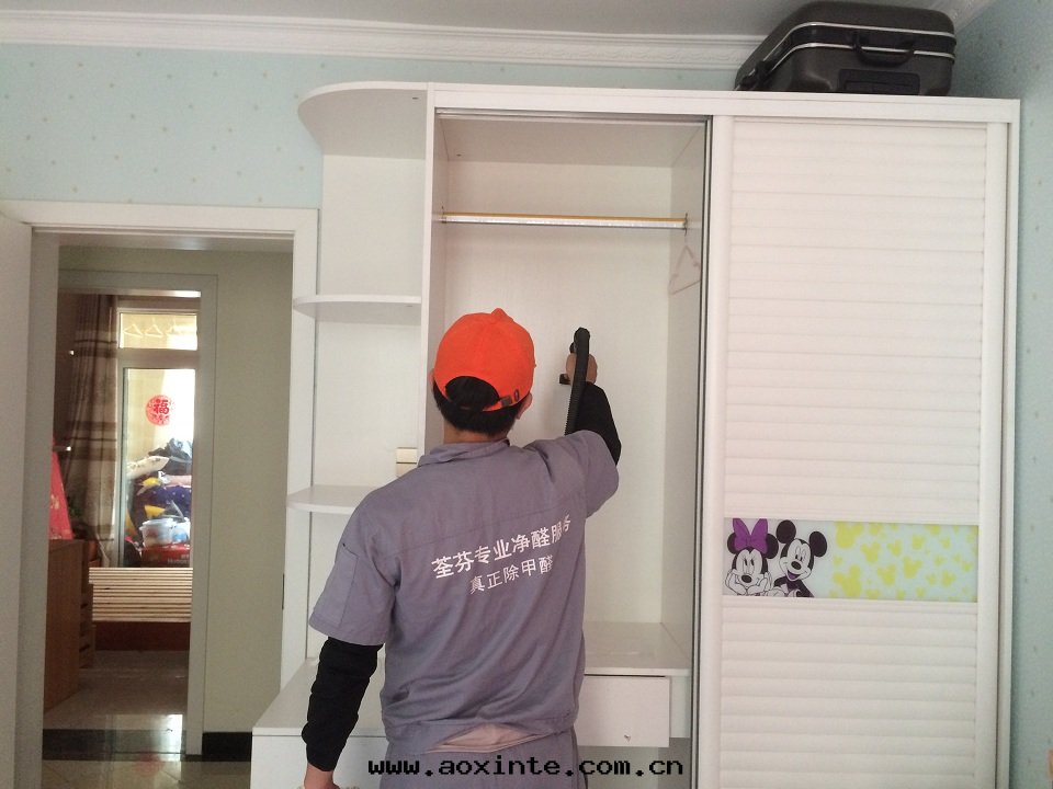 卧室(shì)衣(yī)櫃全(quán)方(fāng)位(wèi)噴涂施工甲醛治理(lǐ)
