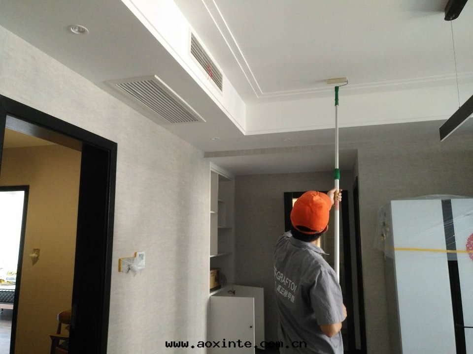 客餐廳顶面(miàn)滾筒全(quán)方(fāng)位(wèi)施工治理(lǐ)
