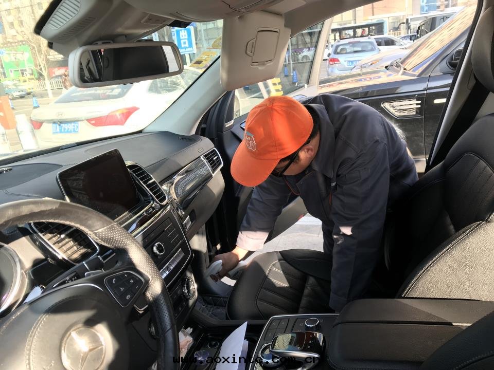 車內(nèi)腳(jiǎo)垫(diàn)重(zhòng)點(diǎn)噴塗治理(lǐ)