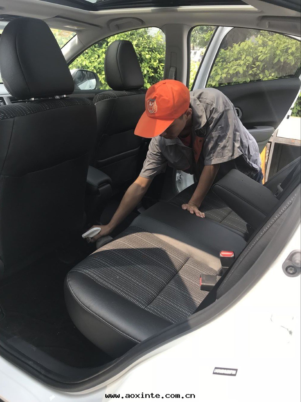 車內(nèi)桌(zhuō)椅(yǐ)腳(jiǎo)垫(diàn)全(quán)方(fāng)位(wèi)噴涂治理(lǐ)